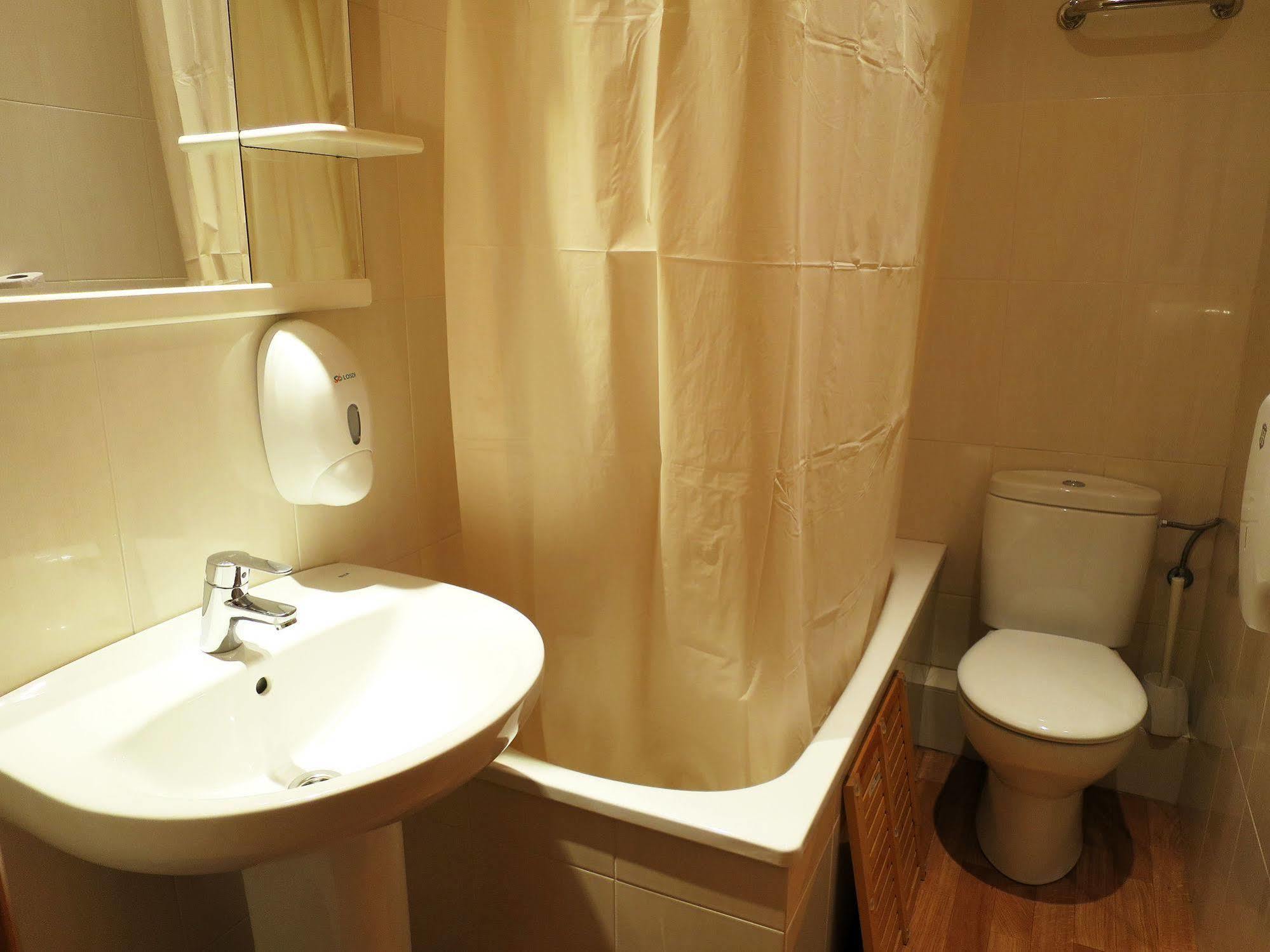 Hostal Balmes Centro Барселона Екстериор снимка